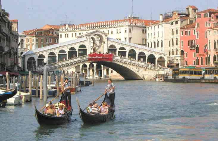 gondolas_venice_italy